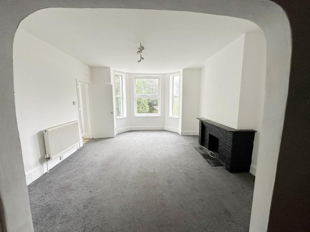 Lot: 73 - ONE-BEDROOM FLAT WITH PRIVATE ENTRANCE - Living Room